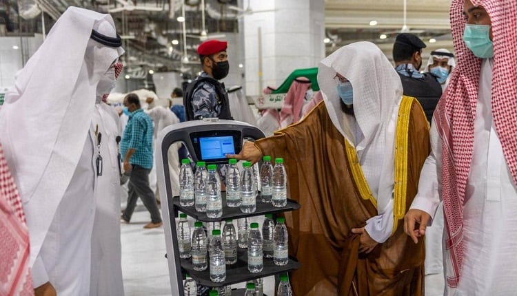 الروبوت الذكي يحمل ماء زمزم اتباعًا للإجراءات الاحترازية