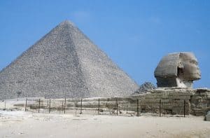 أحد الأهرامات وأبو الهول