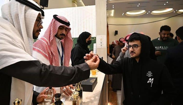 69 عارضًا يشاركون في معرض العود الأزرق والعطور