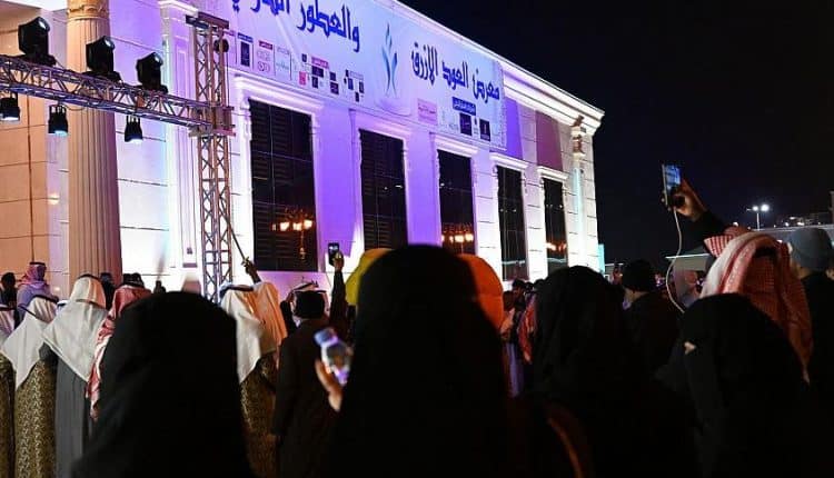 69 عارضًا يشاركون في معرض العود الأزرق والعطور