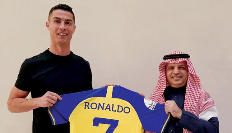 رونالدو يحمل قميص النصر