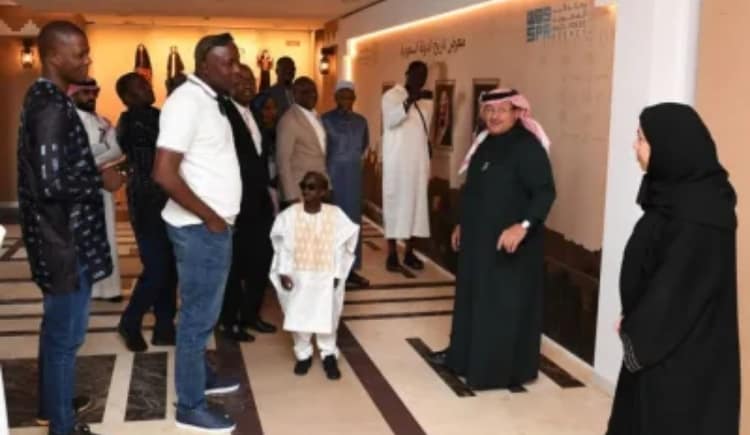 وفد إعلامي من غينيا يزور معرض "تاريخ الدولة السعودية" بـ "واس"
