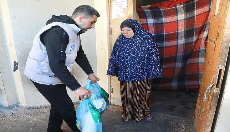 "مركز الملك سلمان للإغاثة" يواصل دعمه للفلسطينيين بتوزيع 300 سلة غذائية في رفح