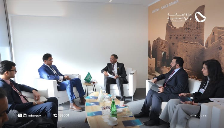 وزير الصناعة يلتقي قيادات عالمية في دافوس لتعزيز التعاون ودفع عجلة الاستثمار