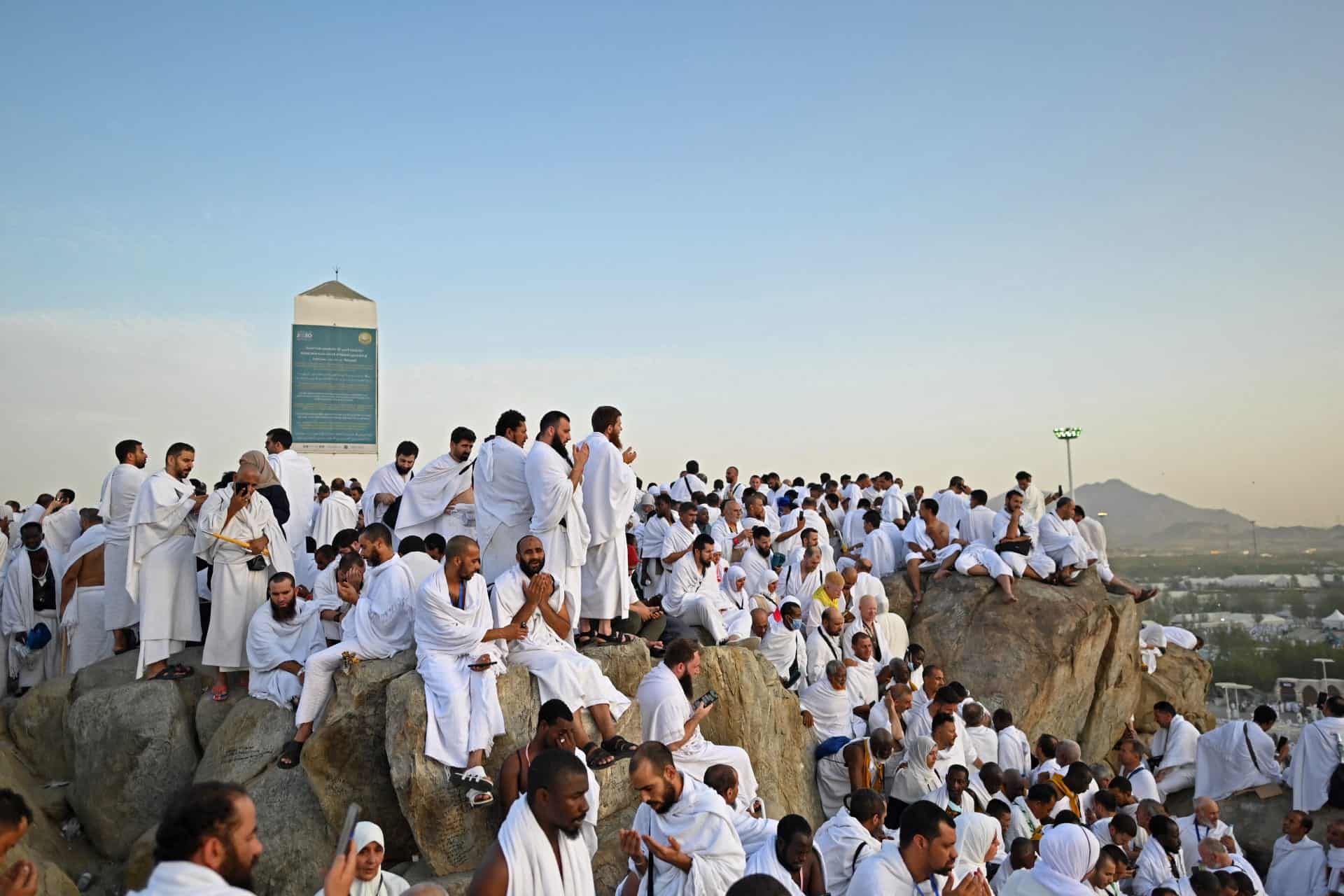 من الطواف حتى رمي الجمرات.. دليل شامل لرحلة الحج من منى إلى عرفات