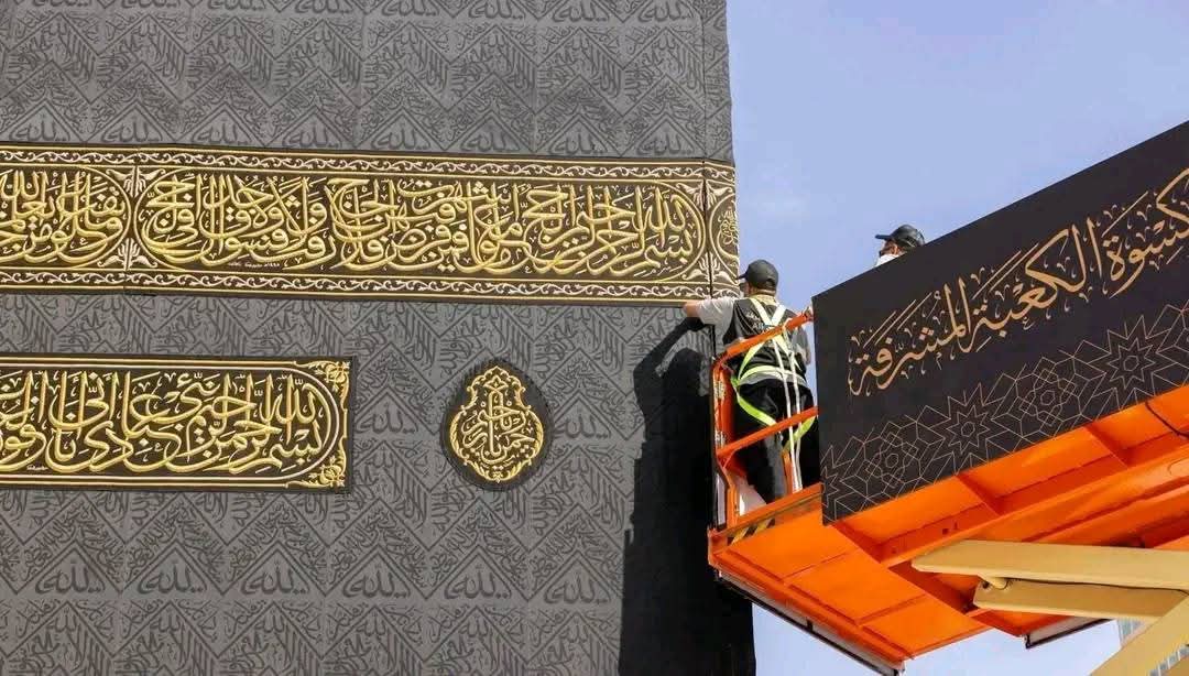 الثوب الأغلى في العالم.. حقائق لا تعرفها عن صناعة كسوة الكعبة المشرفة