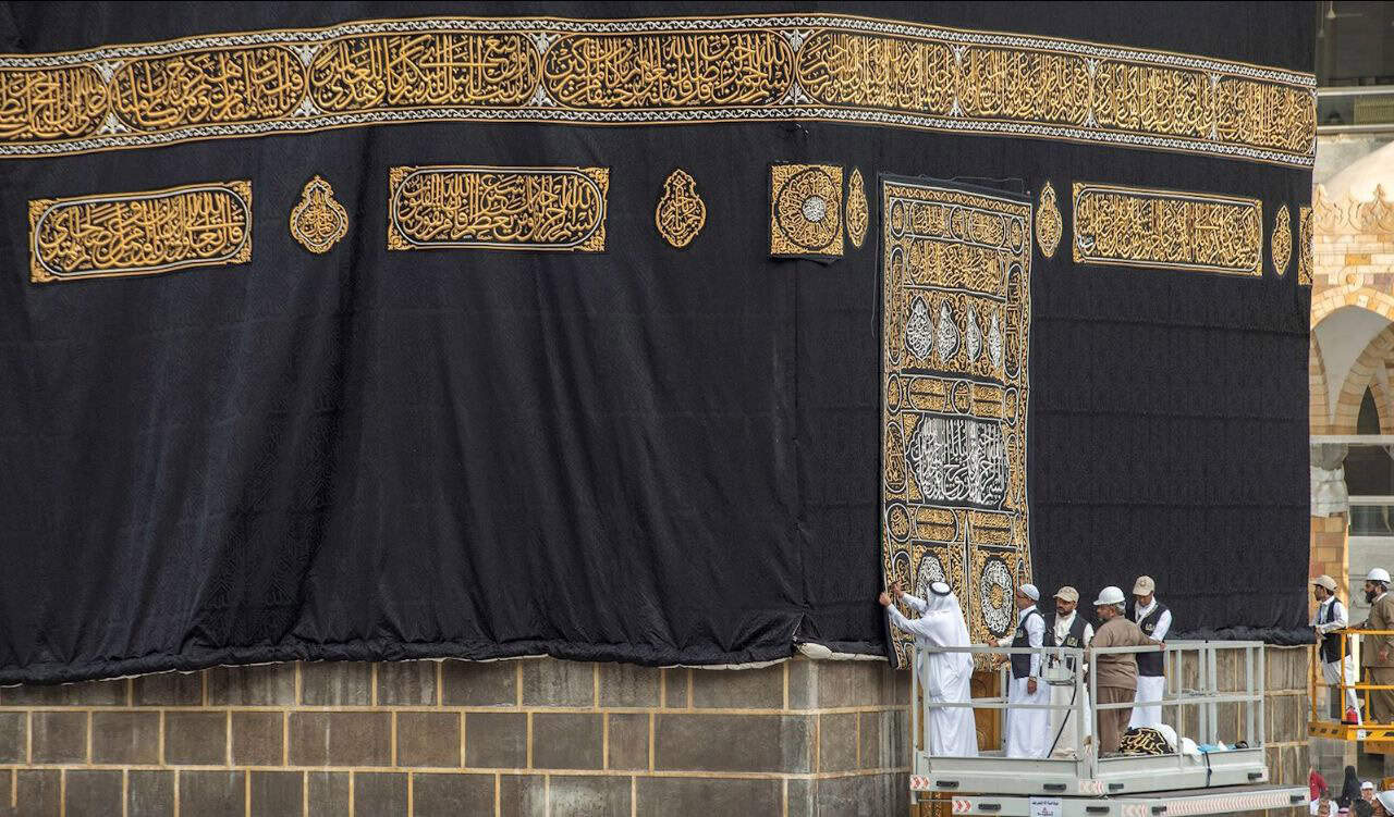 استعدادًا لموسم الحج 2026.. رفع الجزء السفلي من كسوة الكعبة المشرفة