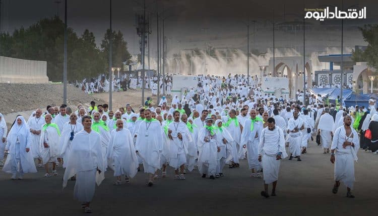 توافد الحجاج إلى مشعر منى