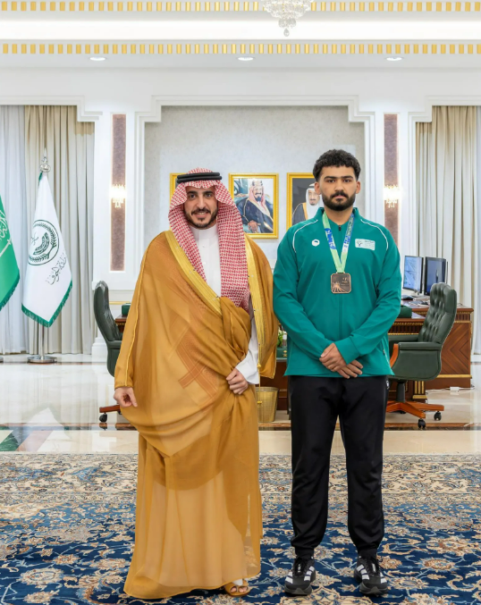 أمير الجوف يكرّم سيف القايد بعد برونزية عالمية