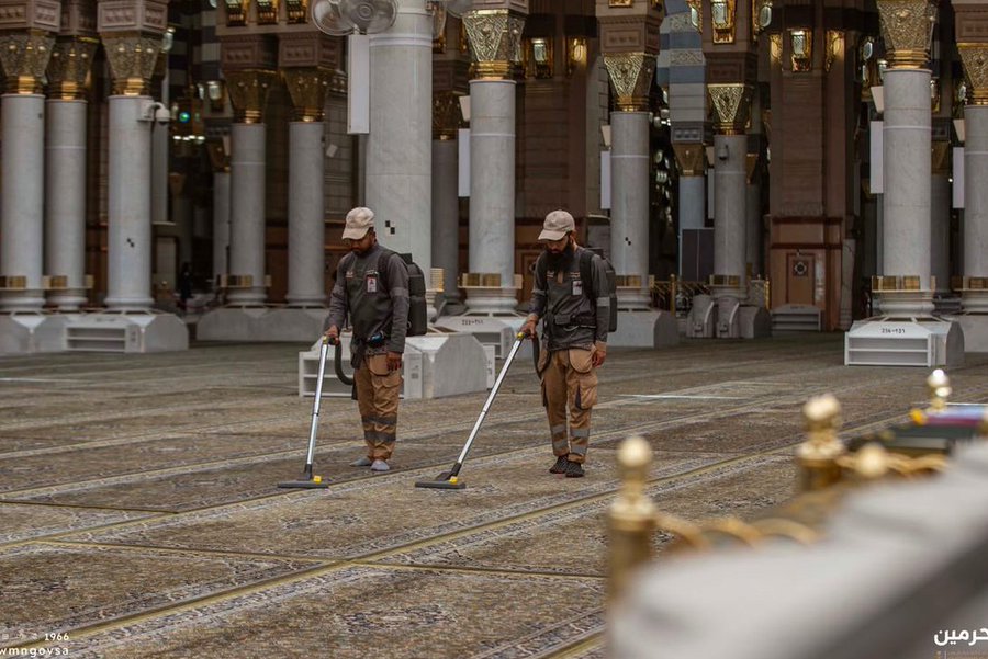 25 ألف سجادة و153 مصلى.. تفاصيل جهود العناية اليومية بالمسجد النبوي